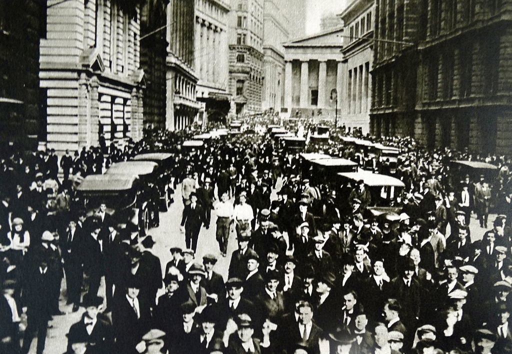 hundreds of people on wall street following the market&#x27;s crash