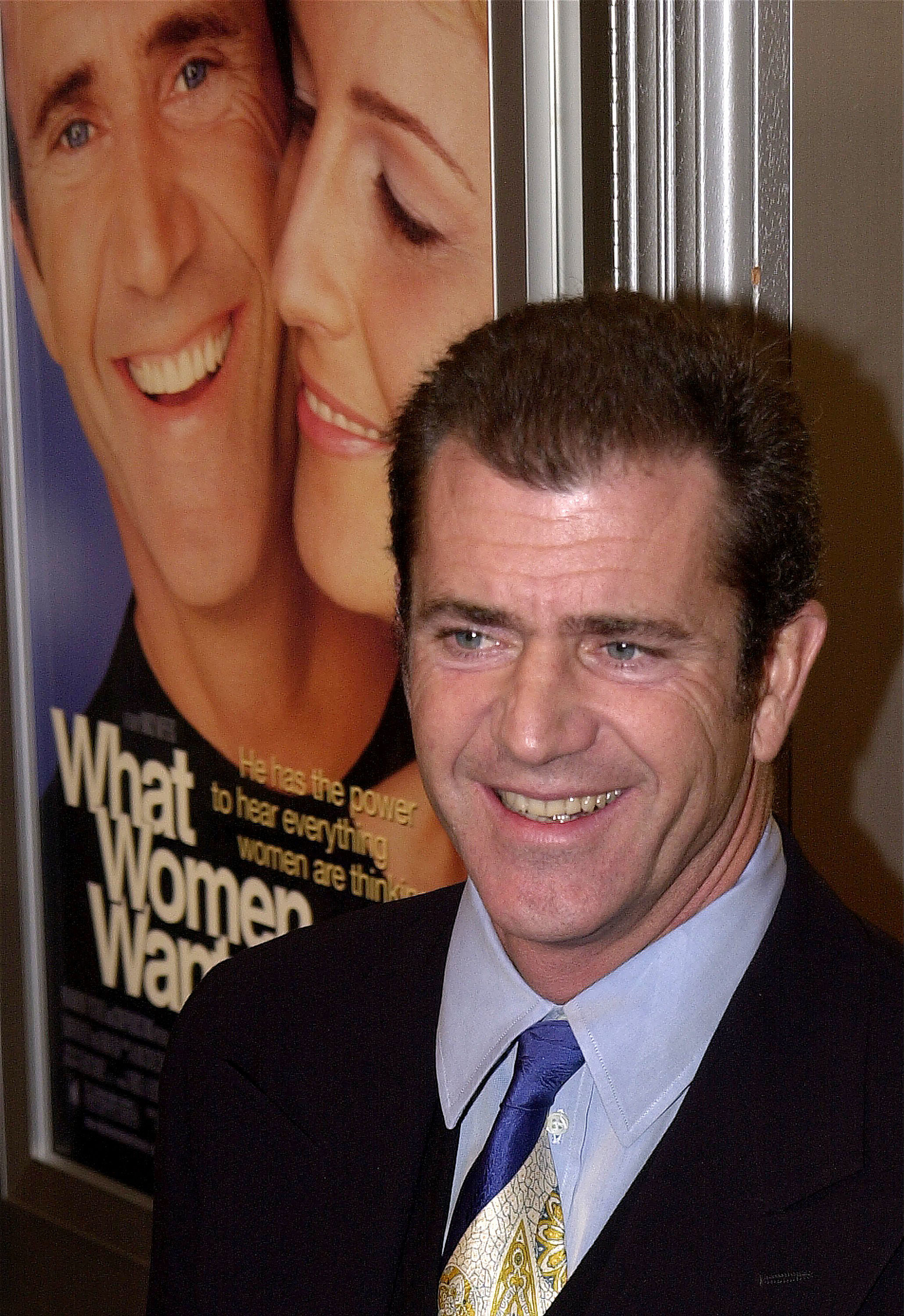 梅尔·吉布森（Mel Gibson）在女人想要电影海报面前