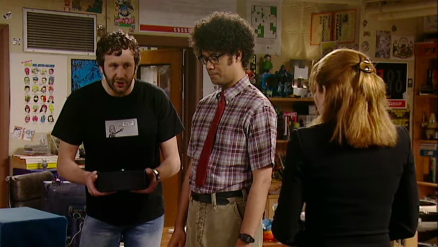 Roy holding a black box, talking to Jen with Moss next to him in &quot;The IT Crowd&quot;