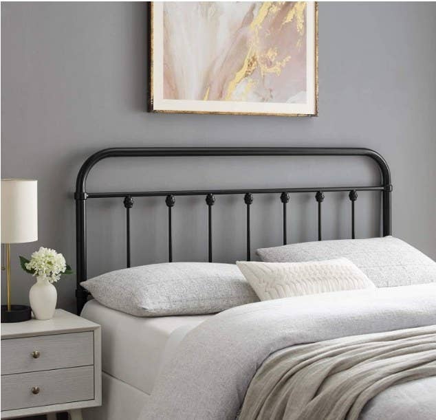 Cabecera de cama hecha de metal en color negro
