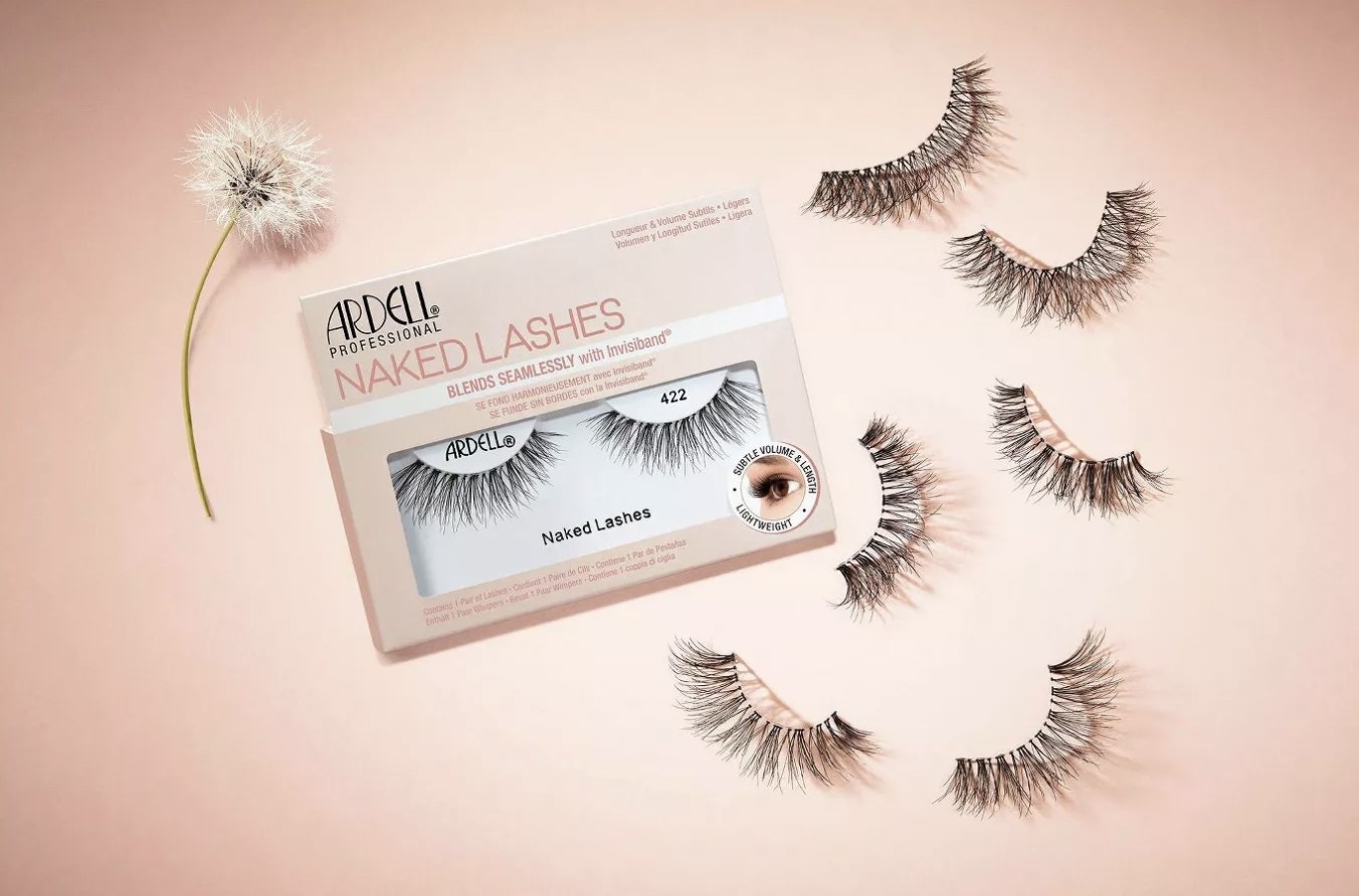 A pack of eyelashes with loose sets and a flower