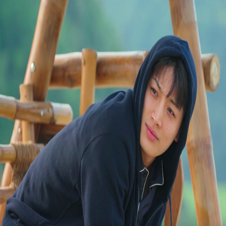 Se-hoon sits on a wooden bench watching everyone work out