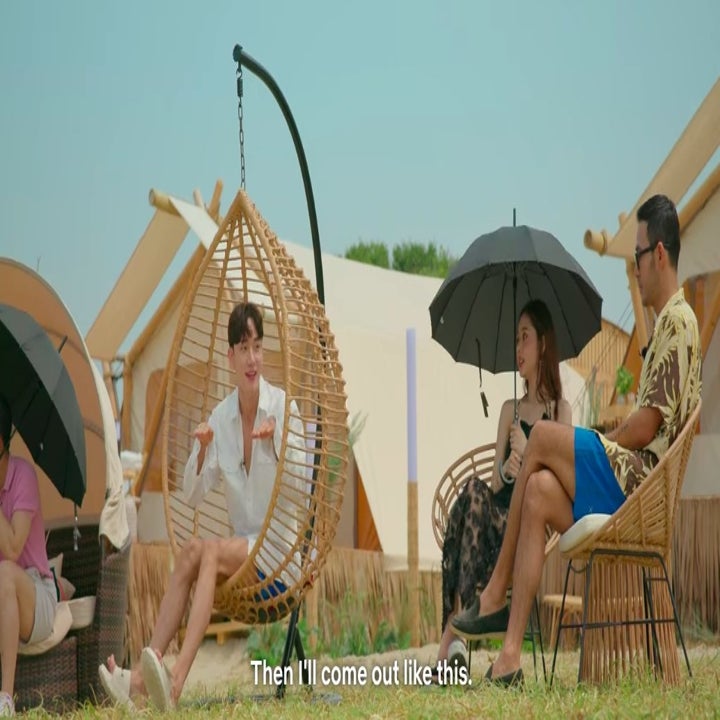 Hyeon-joong holds out his hands and sticks his tongue out, saying he'd come out like that