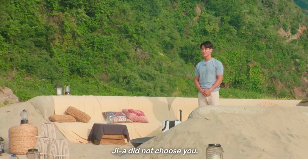 Jun-sik stands alone at the firepit as the master announces that Ji-a did not choose him back