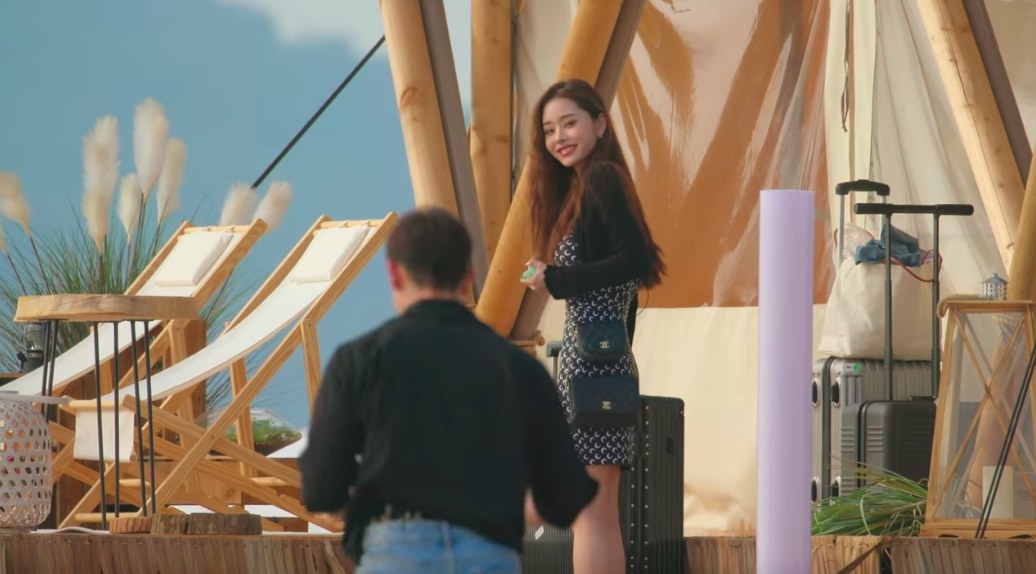 Ji-a smiles as Hyeon-joong comes to help her with her suitcase