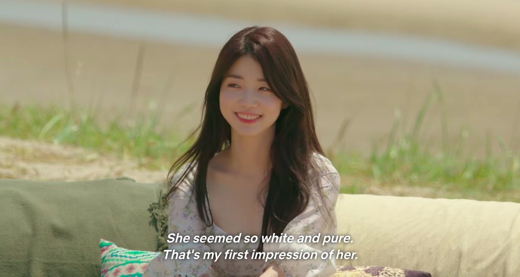 Ji-yeon smiles innocently, with text from Se-hoon over her saying &quot;She seemed so white and pure, That&#x27;s my first impression of her&quot;