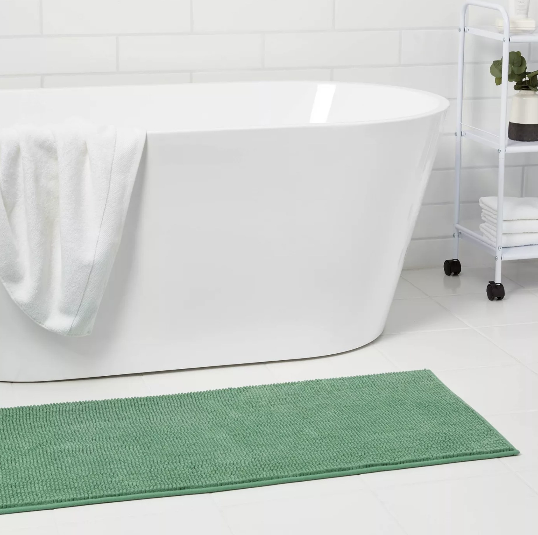 The green chenille bath mat
