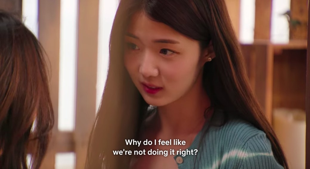 Si-yeon looks concerned and asks why she feels like she isn&#x27;t doing it right