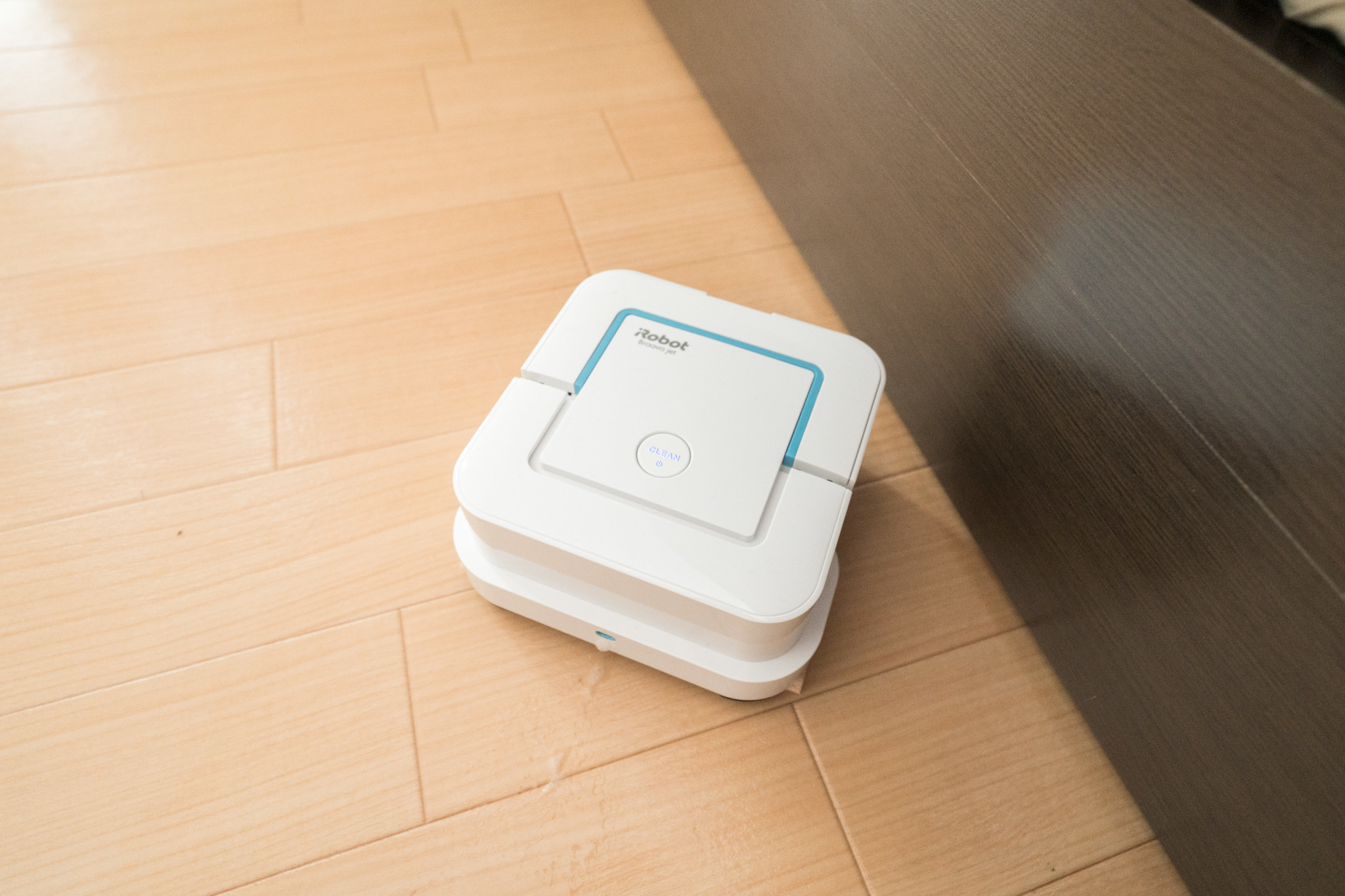 こんなに汚れてたの…！自動で水拭きしてくれる「床拭きロボット