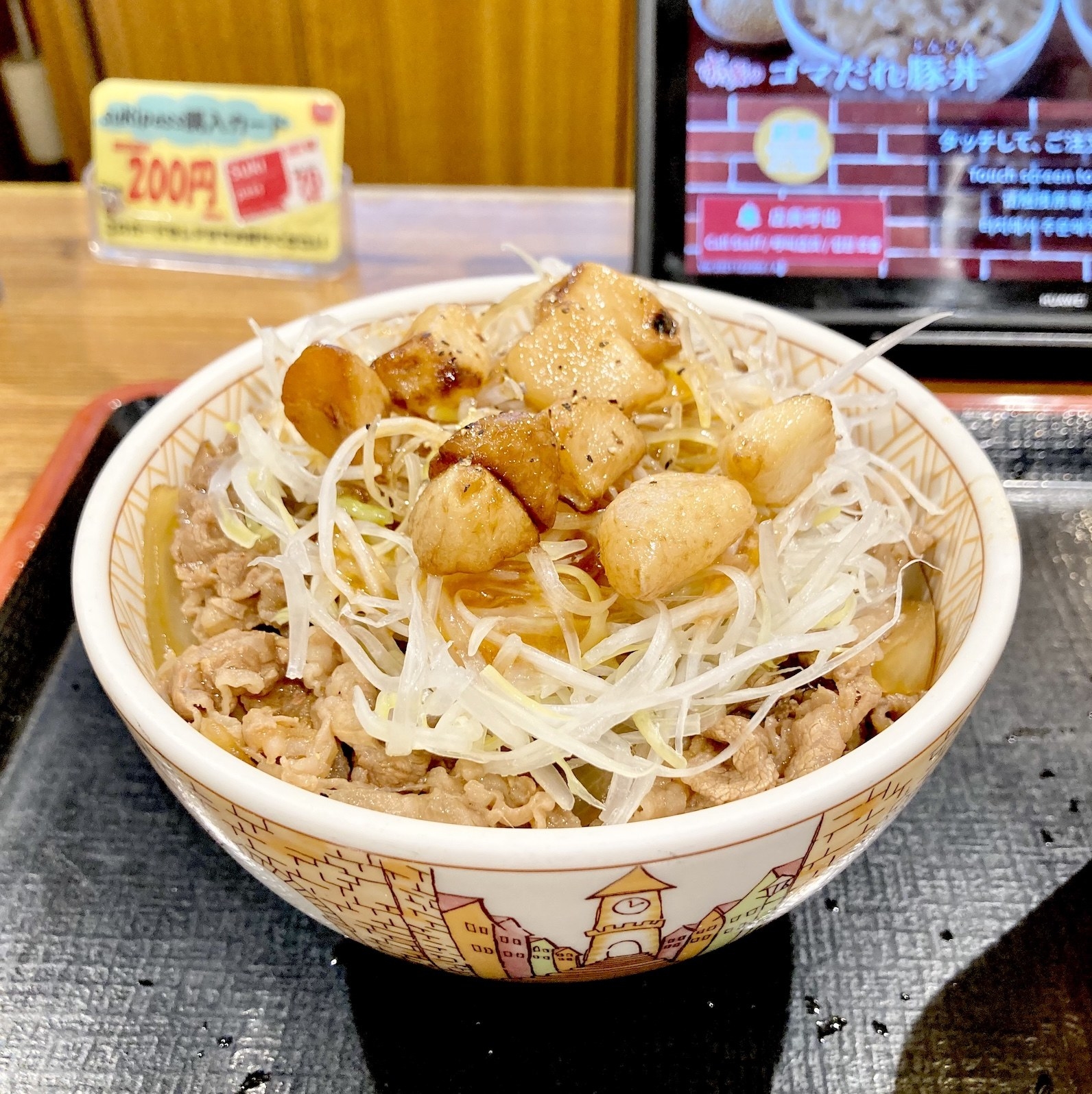 衝撃のビジュアルだ…！すき家の「ニンニクてんこ盛り牛丼