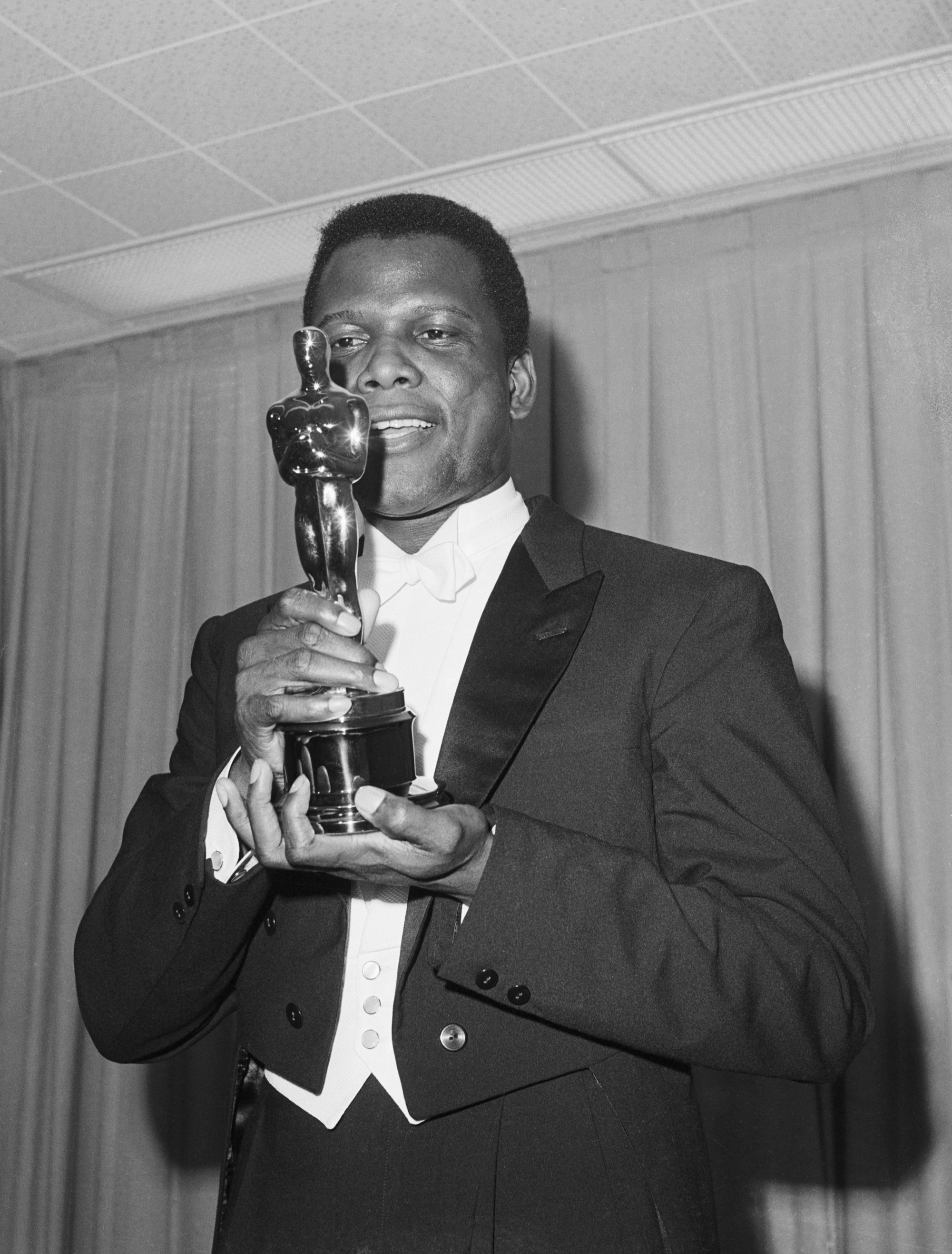 Poitier holds his Oscar