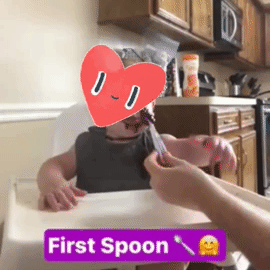 reviewer's video showing their child self feeding with the spoon