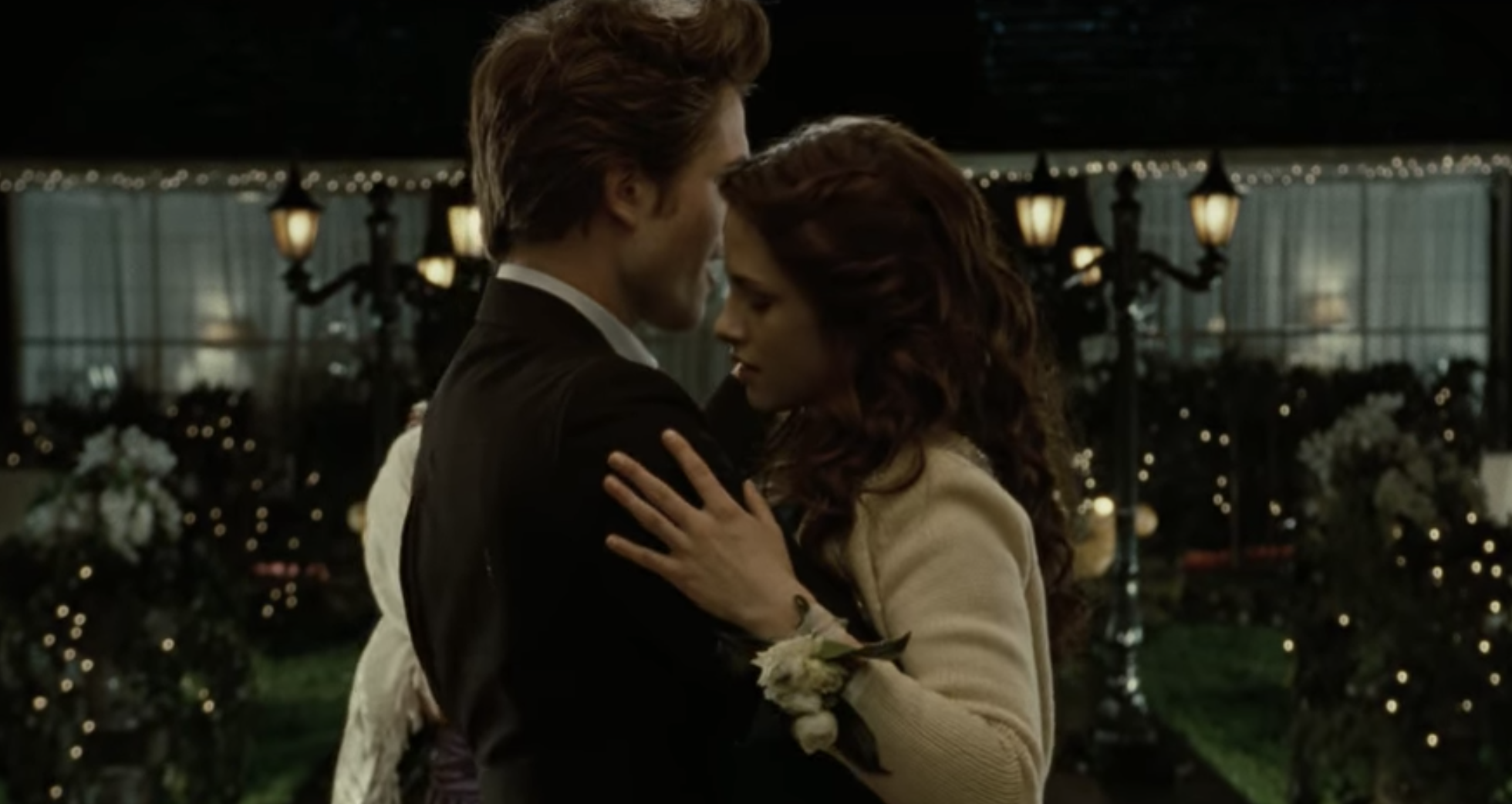 The First 'Twilight' Script Had FBI Vampire Hunters and a Track