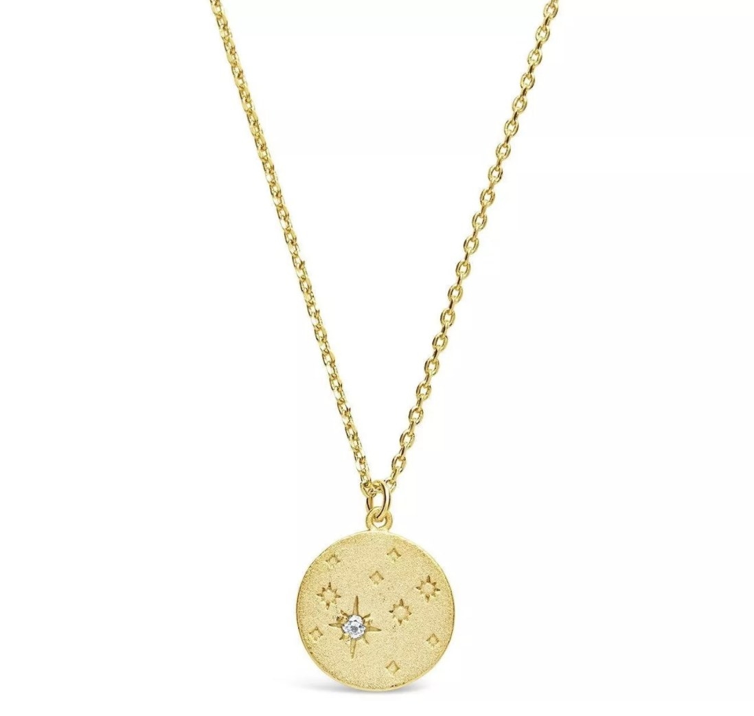 the necklace in gold featuring the star pattern of Polaris