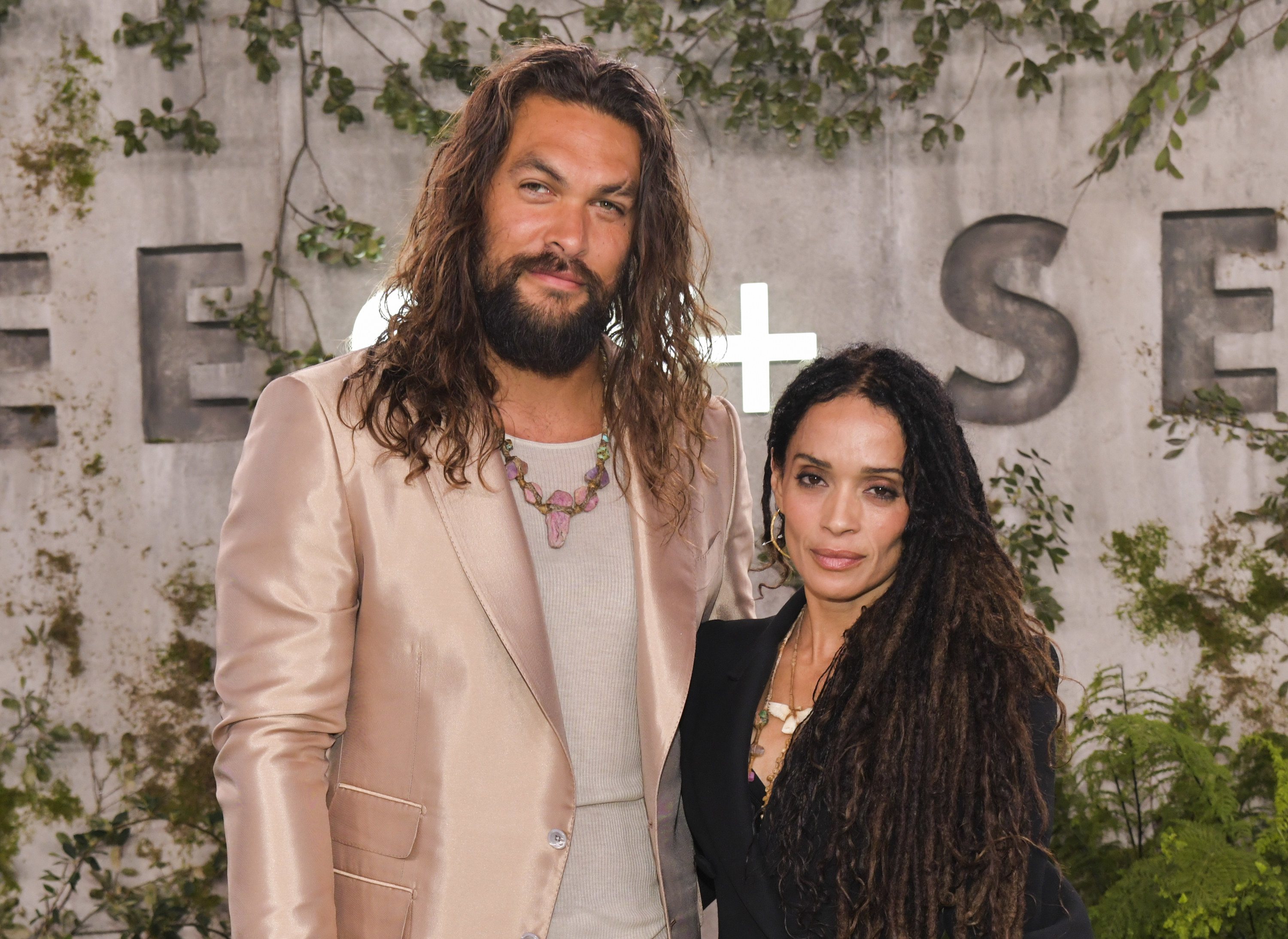 Momoa and Bonet pose for a photo at a premiere