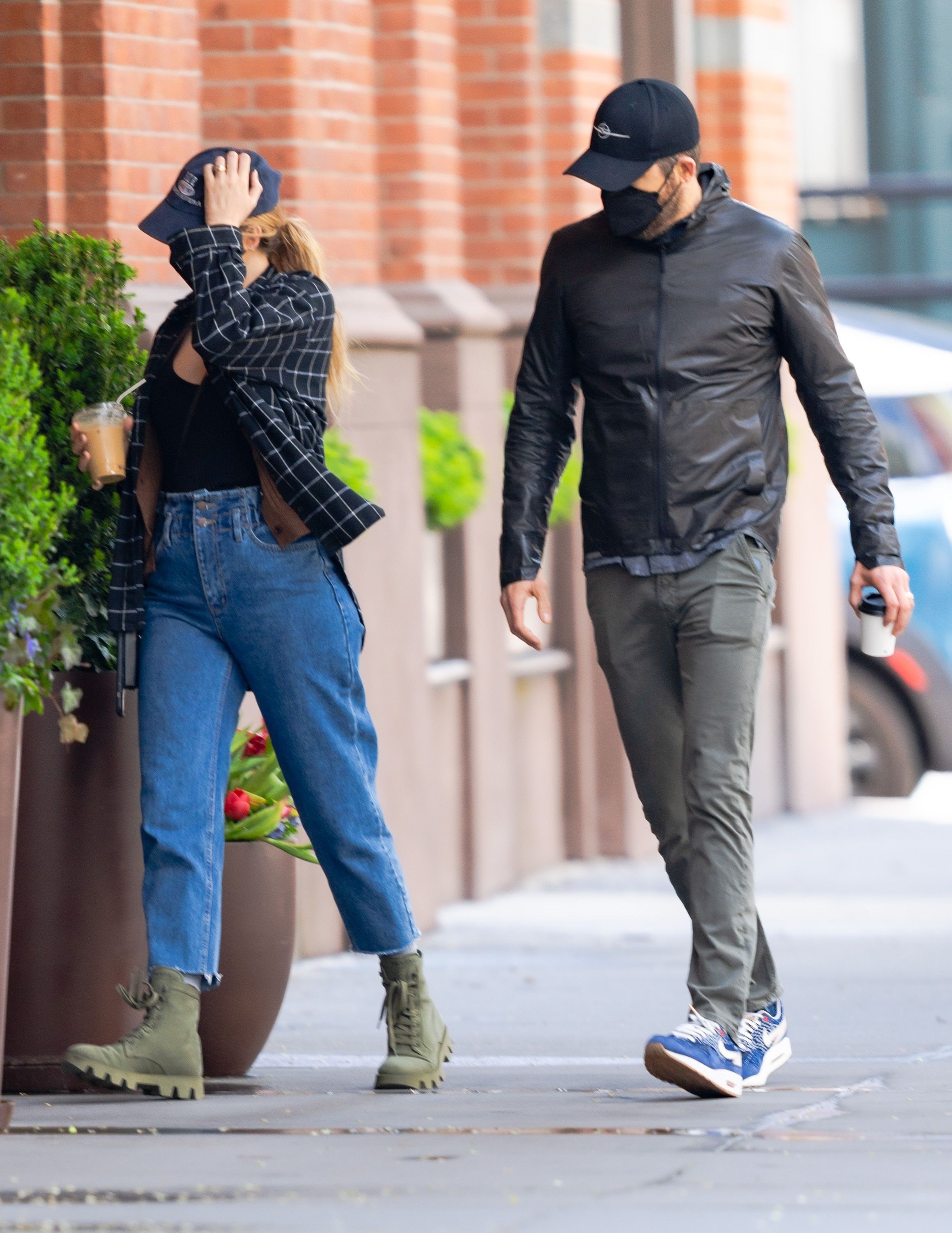 Blake Lively and Ryan Reynolds walking on the street together