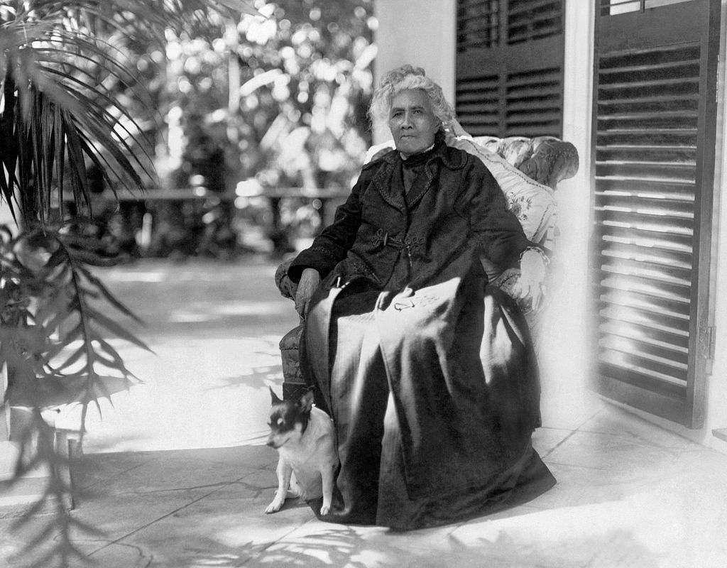 The Queen of Hawaii in 1917, sitting on a porch