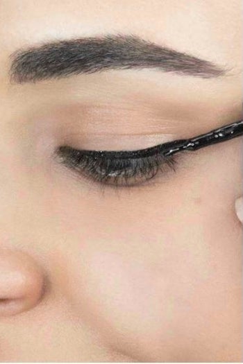 reviewer applying the black magnetic eyeliner