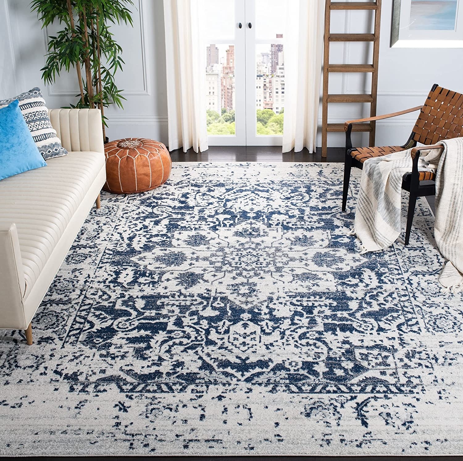 The rug in the color Cream/Navy