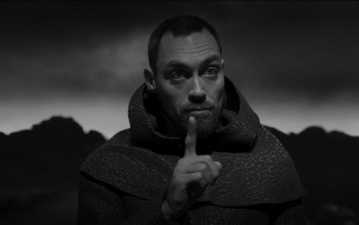 Ross out in a field with his index finger pointed upward in &quot;The Tragedy of Macbeth&quot; (2021)