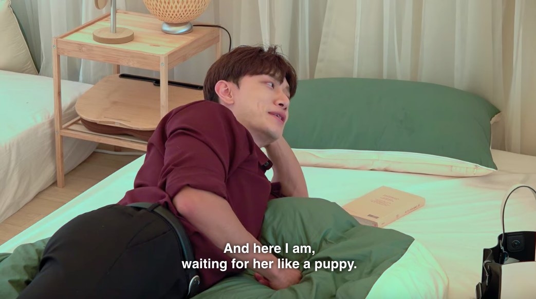 Hyeon-joong lays in bed and says &quot;Here i am, waiting for her like a puppy&quot;