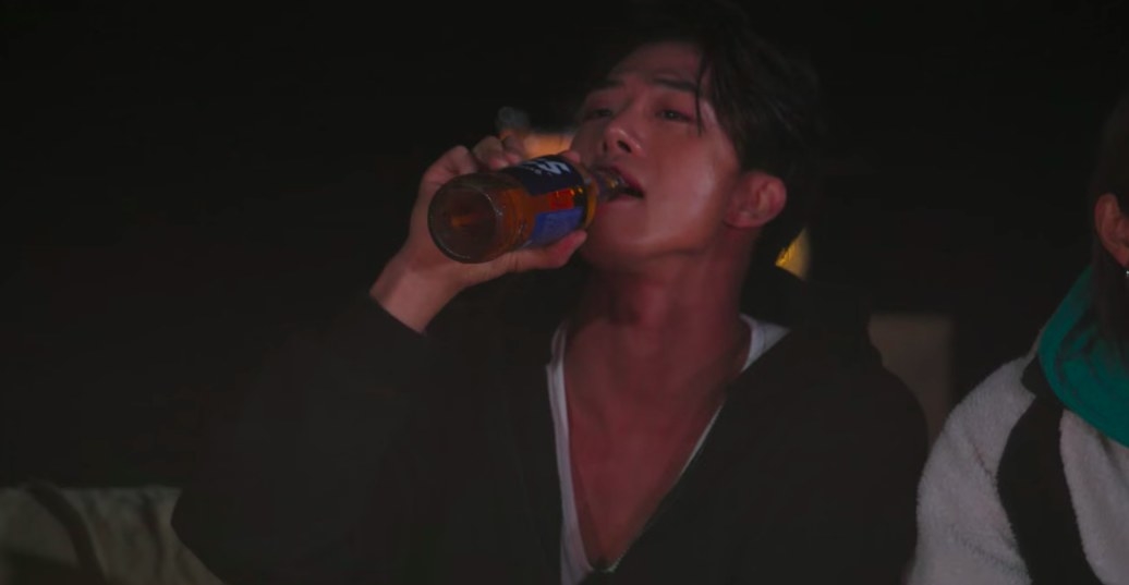 Hyun-seung chugs a beer