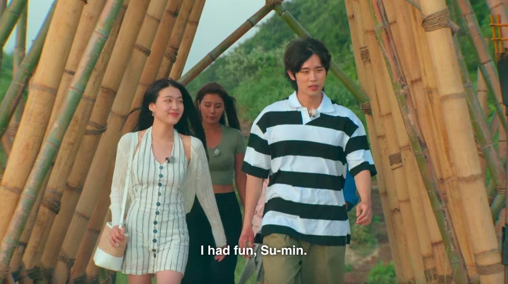 Si-hun tells Su-min he had fun, but their bodies are turned opposite each other and he doesn&#x27;t look at her