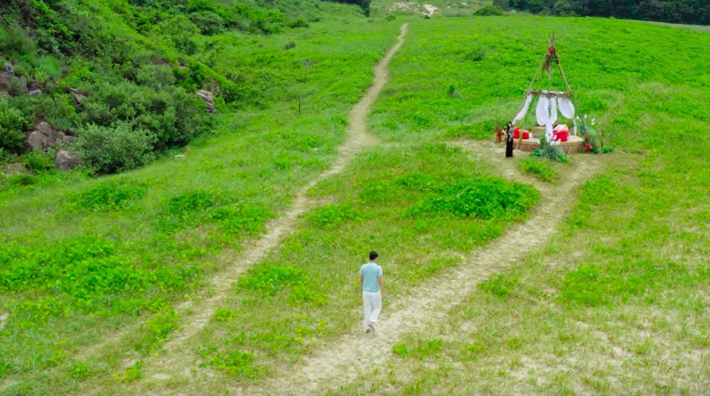 Se-hoon walks down a forked road, headed for Min-ji