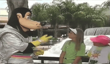 Goofy kisses a girl at Disney