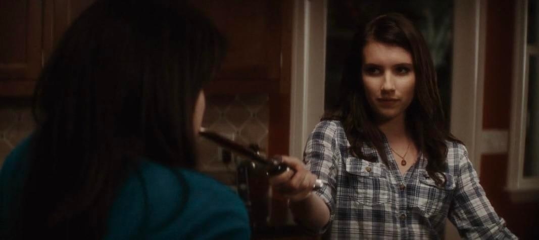Emma Roberts as Jill Roberts, point a knife at Sidney