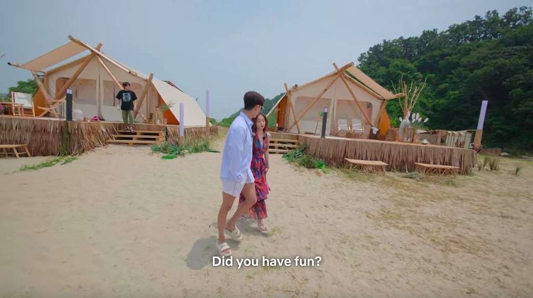 Hyeon-joong asks Ji-a if she had fun, walking down the beach as Si-hun stands alone in the back