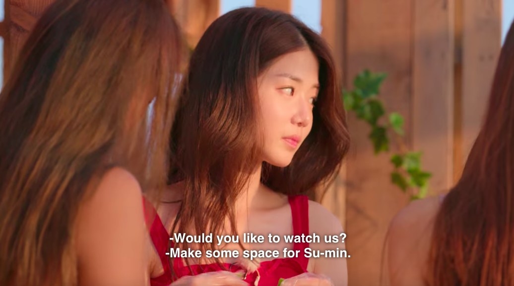 Ji-yeon glares as someone tells her to make space for Su-min