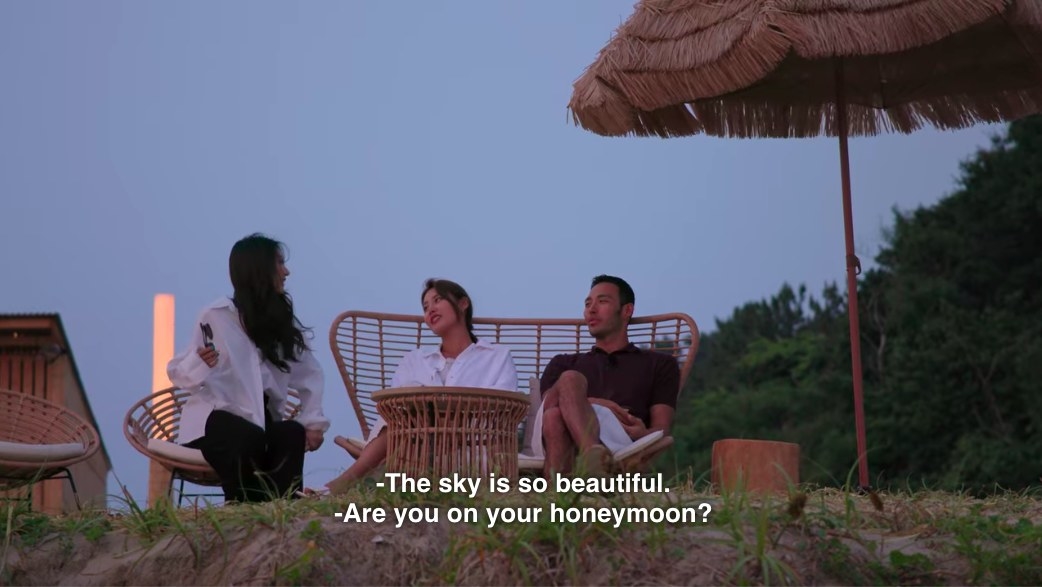 Jin-taek and So-yeon sit on a bench together watching the sunset, So-yeon says the sky is so beautiful and Yea-won says &quot;Are you on your honeymoon?&quot;