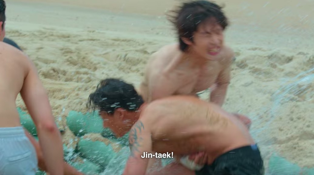 Si-hun grimaces attacking Hyun-seung, while shouting &quot;Jin-taek!&quot;