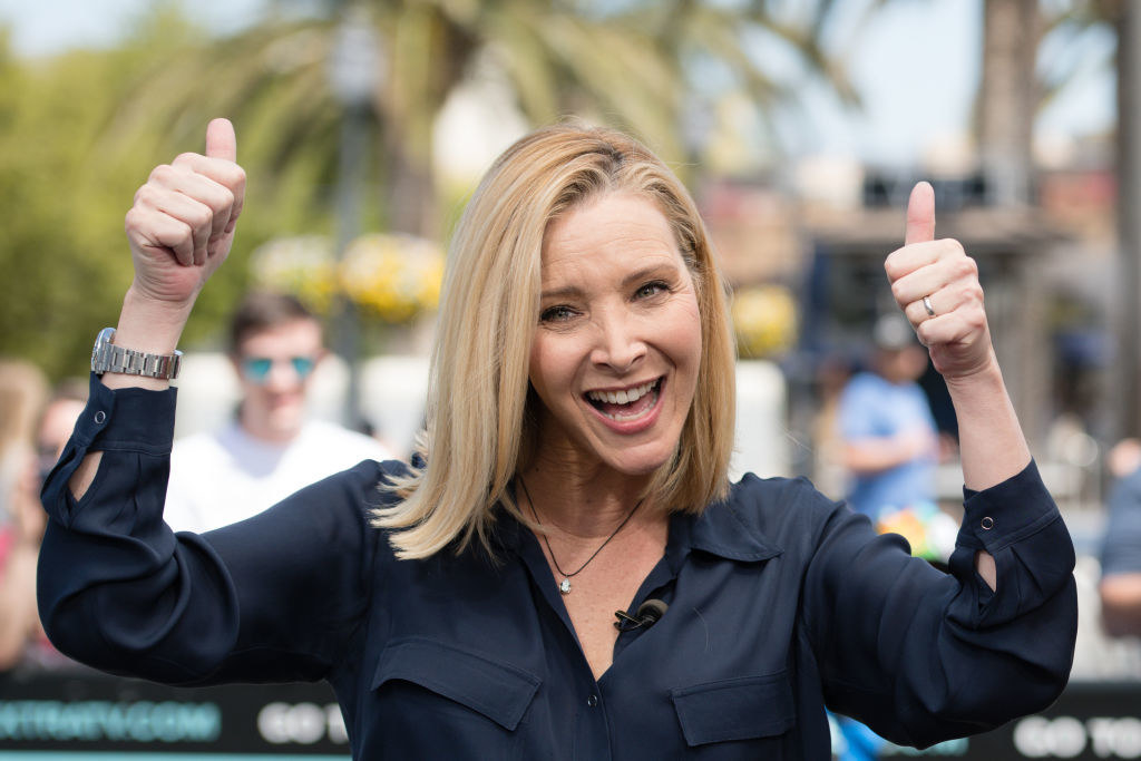 Lisa Kudrow gives two thumbs up on the red carpet