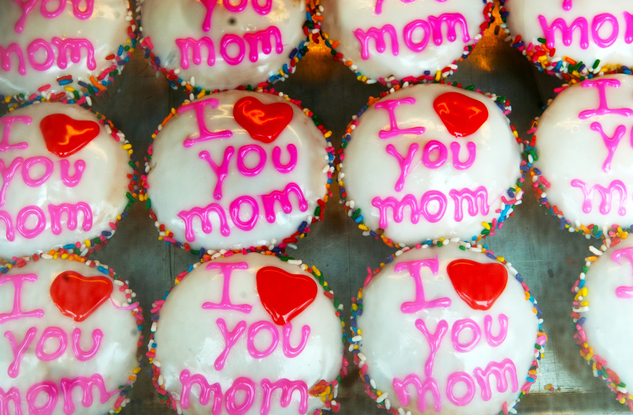 Cupcakes with i love you mom written on them