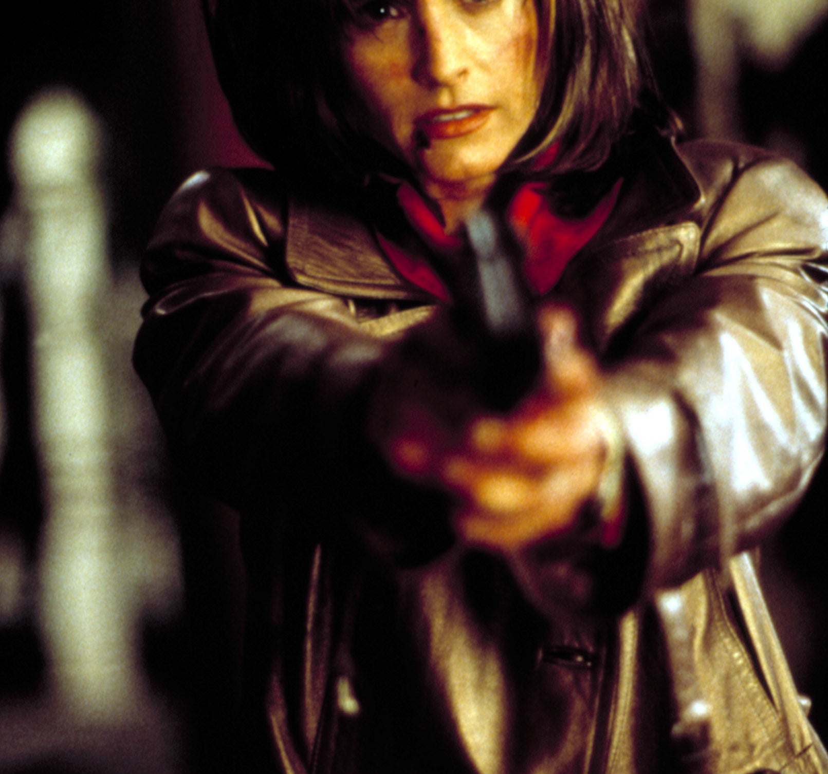 Gale Weathers pointing a gun at the killer