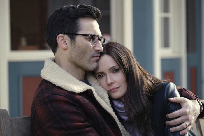 Tyler Hoechlin and Elizabeth Tulloch in Superman & Lois