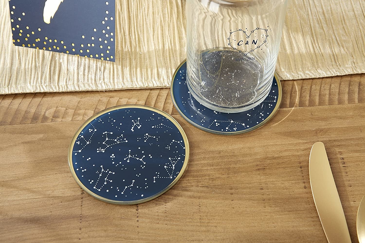par de posavasos de cristal con decoración de constelaciones