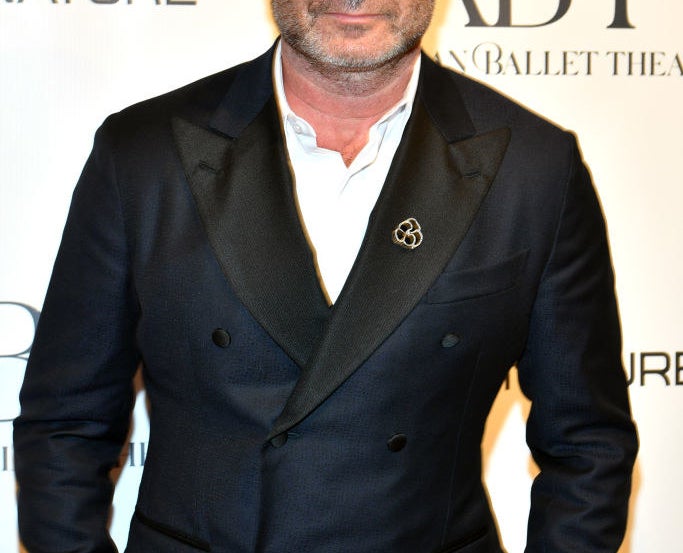 Liev Schreiber attends the American Ballet Theatre Fall Gala red carpet in an open suit