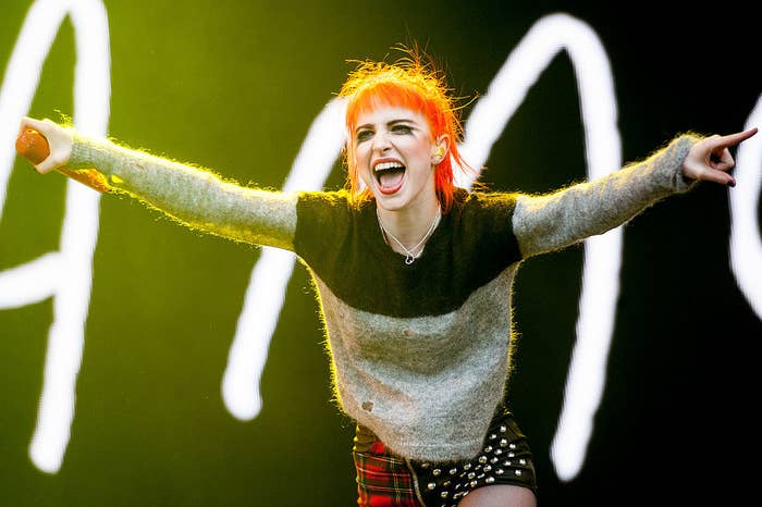 Hayley Williams of Paramore singing and gesturing to the crows to sing along with her