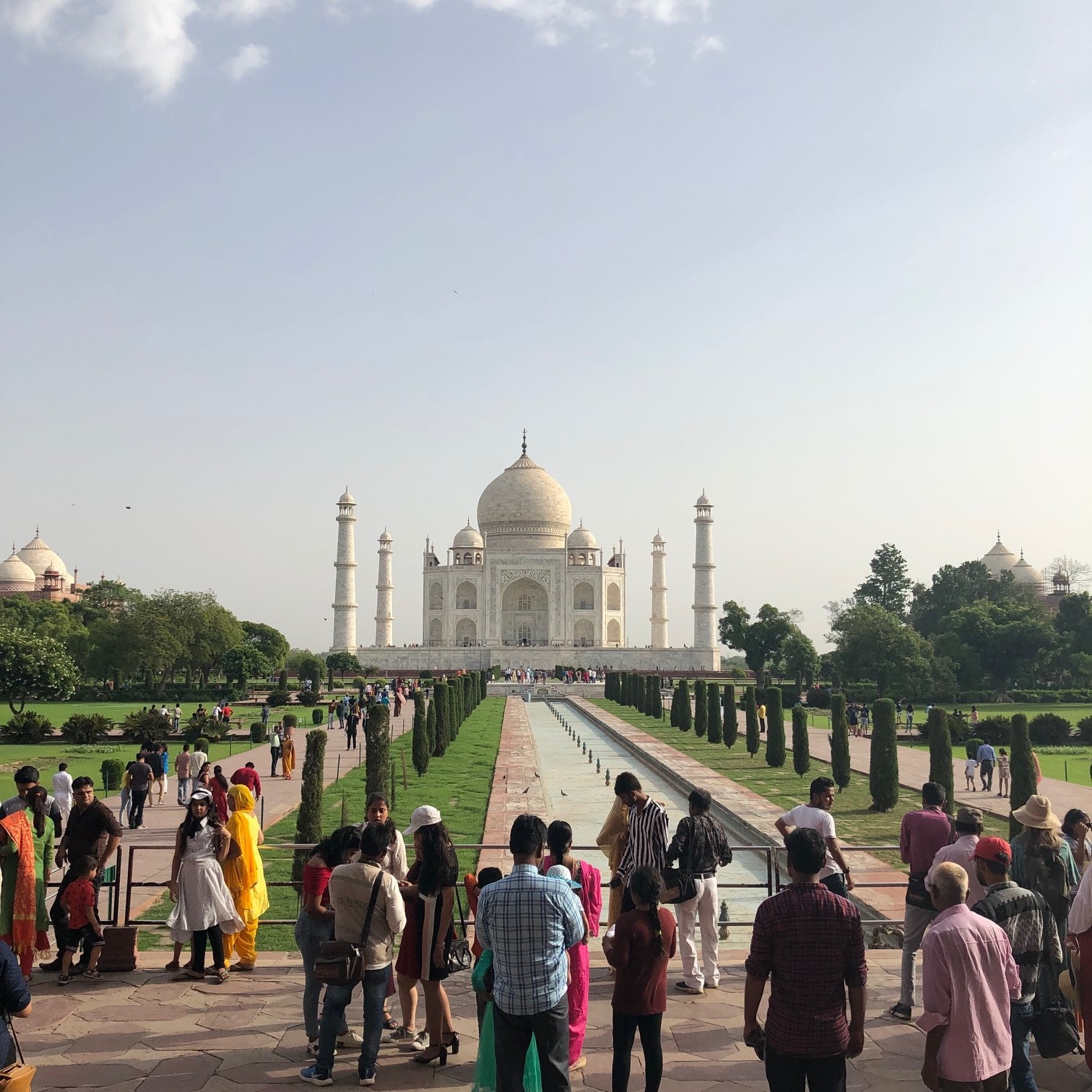 Taj Mahal packed with tourists