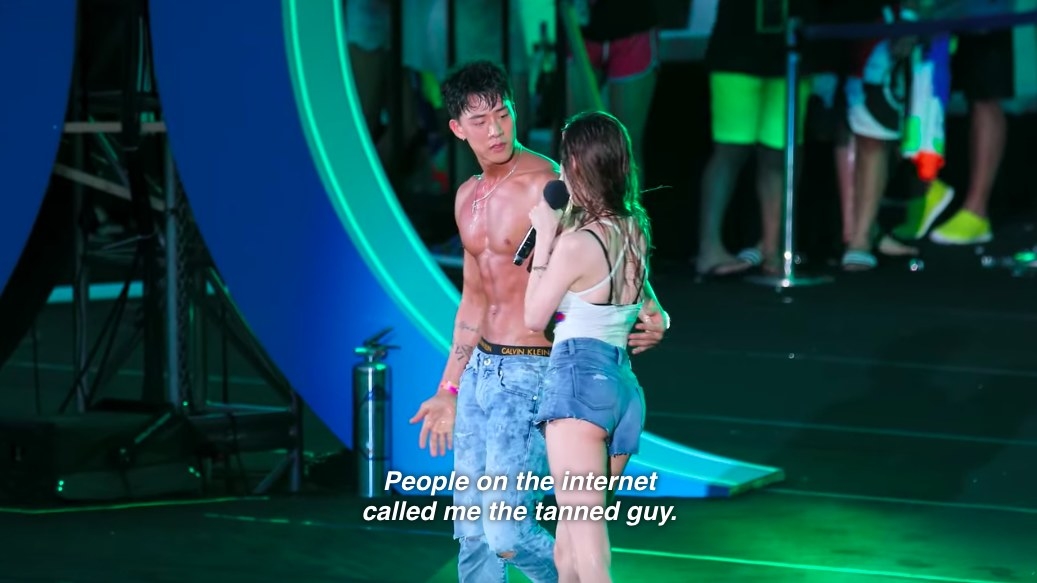 Hyun-seung dances on stage shirtless