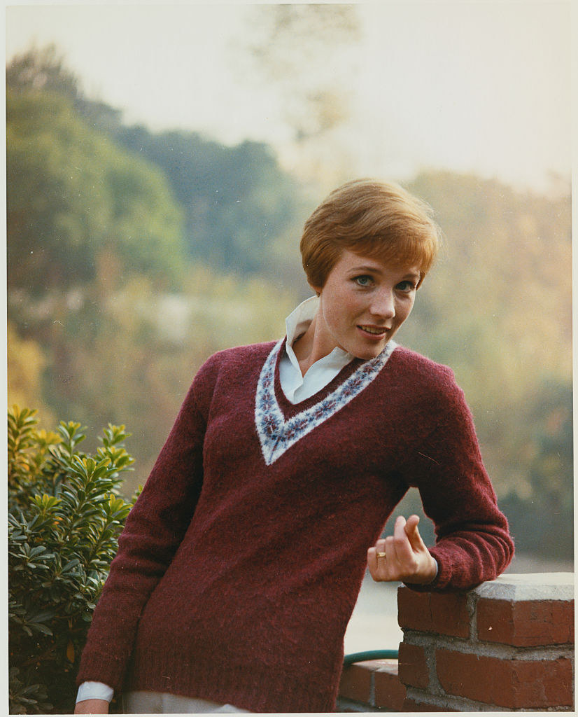 Julie Andrews snapping her fingers for a photo