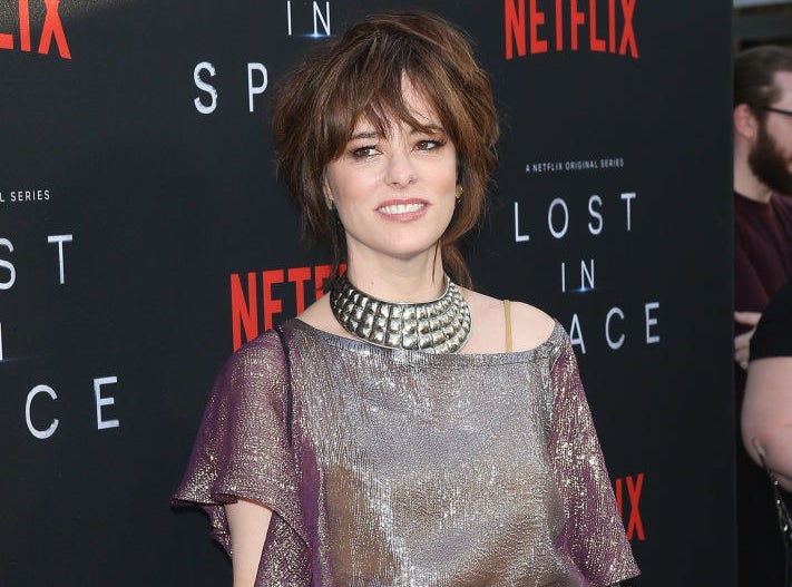 Parker Posey posing on a red carpet