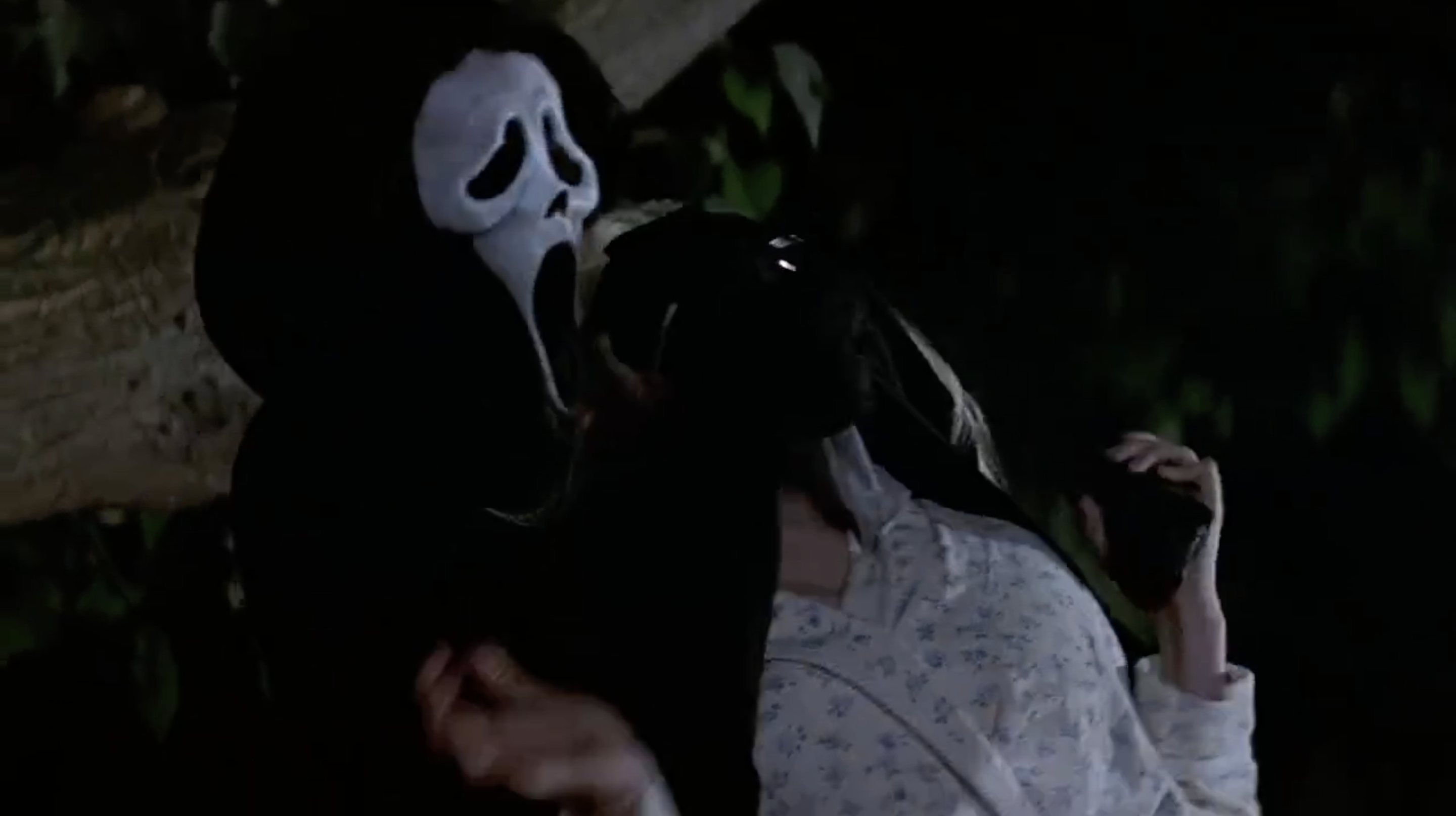 Heather Graham gets stabbed by Ghostface