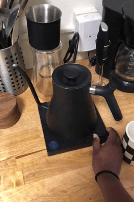 BuzzFeed editor turns the knob to change the temperature of the kettle