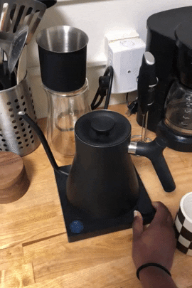 BuzzFeed editor turns the knob to change the temperature of the kettle