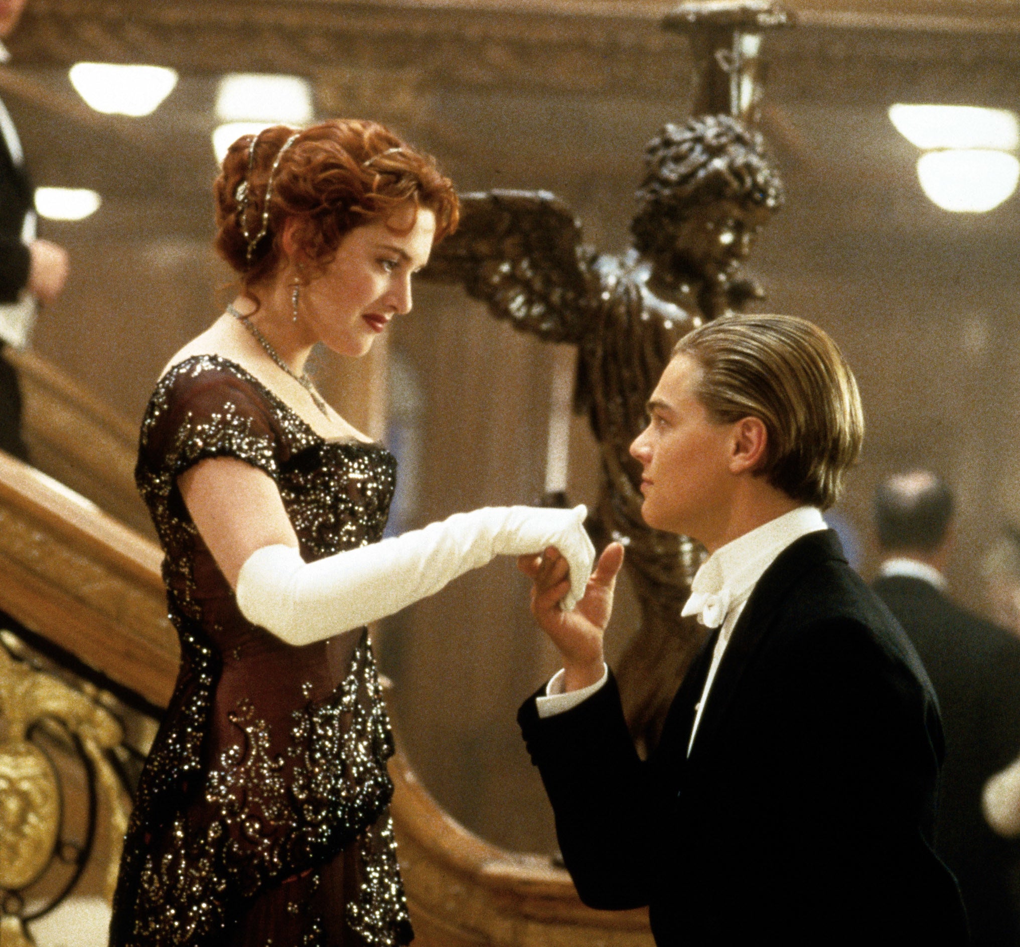 Leo DiCaprio kissing Kate Winslet&#x27;s hand in Titanic