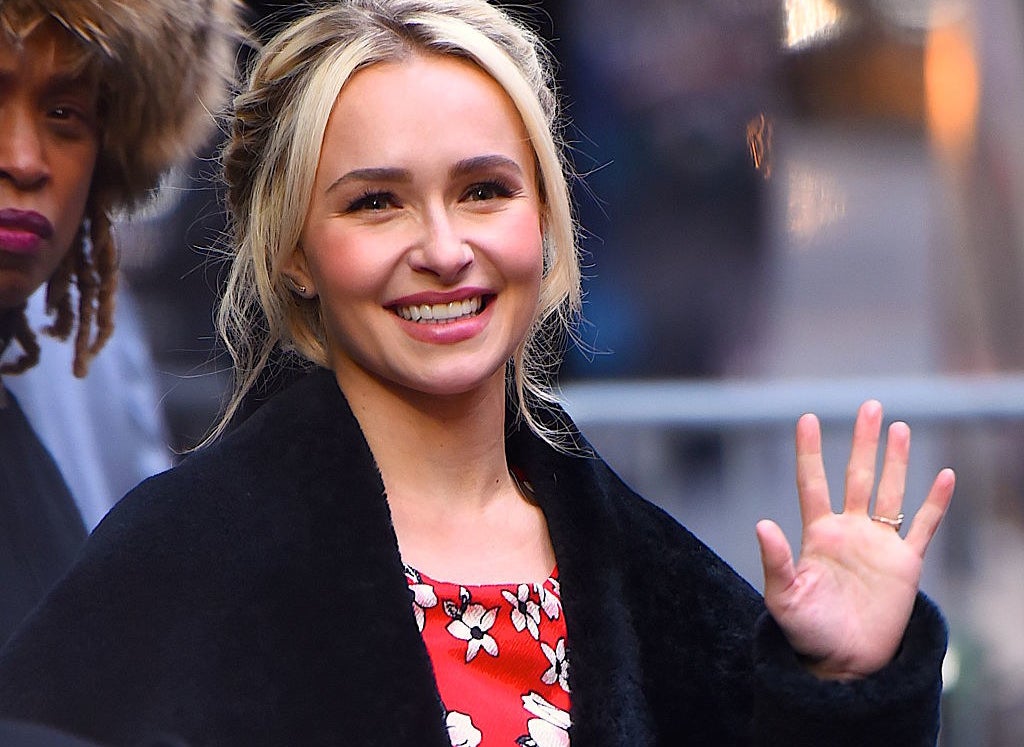 Hayden Panettiere waving at the press and paparazzi